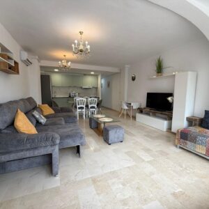 Apartamento exclusivo en venta con dos patios y garaje - CLV-111
