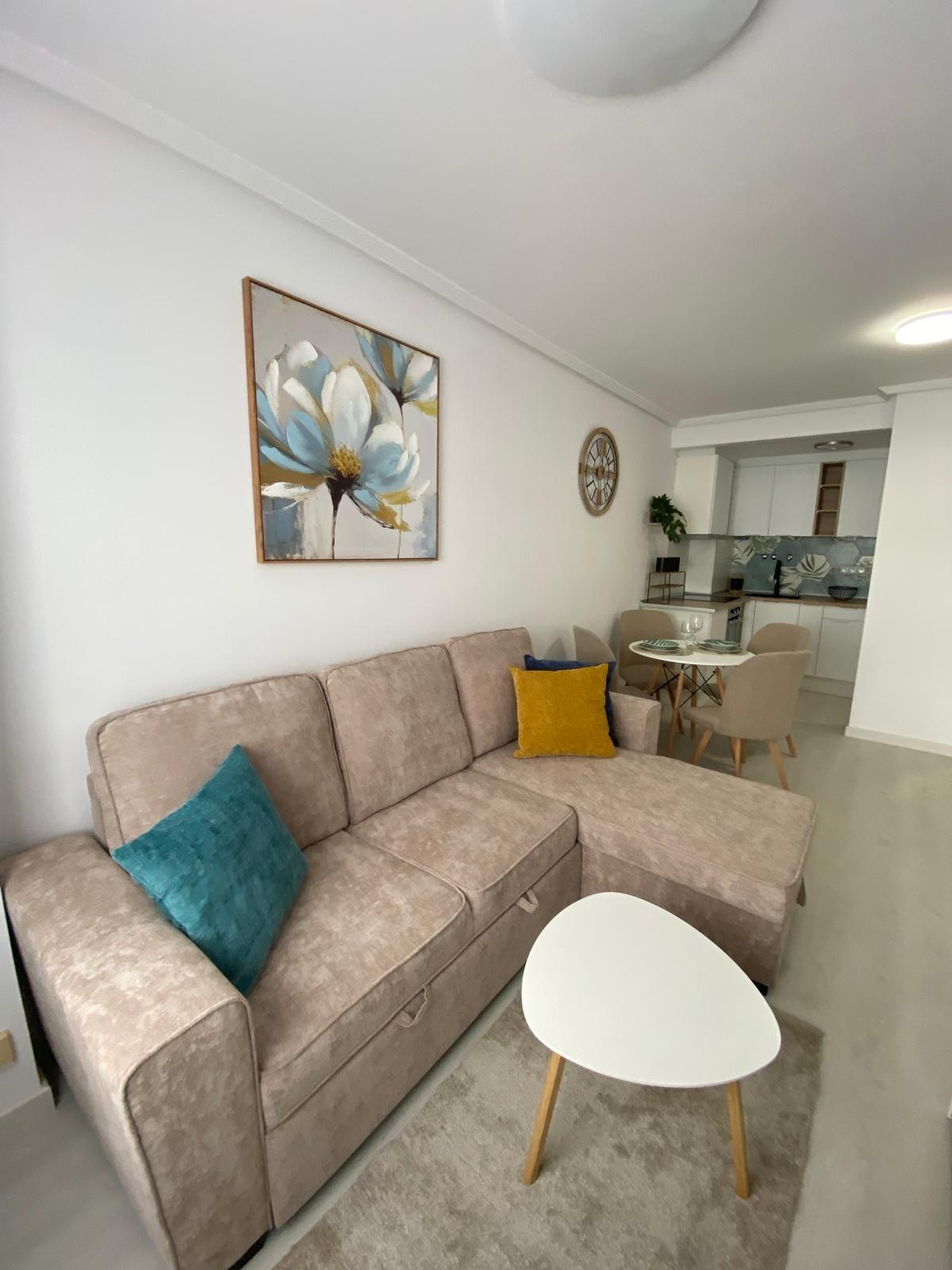 Exclusivo Apartamento Reformado en el Centro de Torrevieja - CLV-101 - Image 2