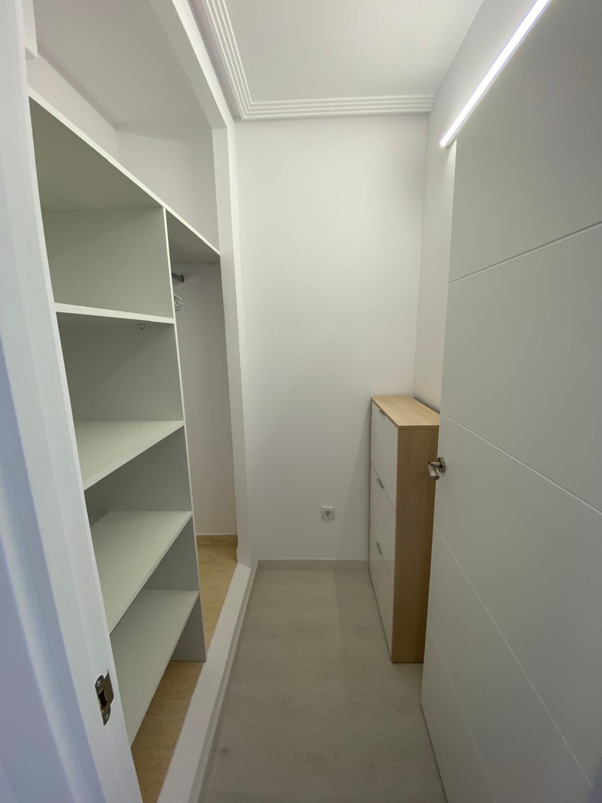 Exclusivo Apartamento Reformado en el Centro de Torrevieja - CLV-101 - Image 5