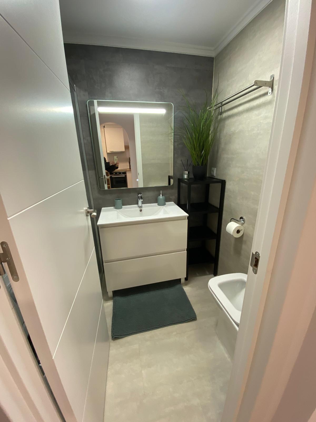 Exclusivo Apartamento Reformado en el Centro de Torrevieja - CLV-101 - Image 9