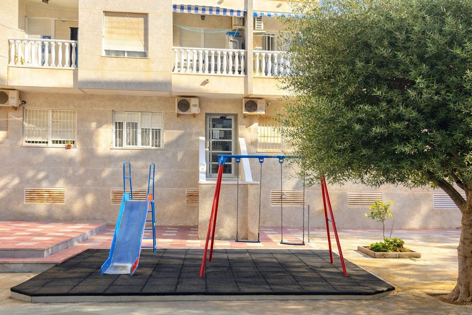 Exclusivo apartamento reformado en el centro de Torrevieja - CLV-102 - Image 2
