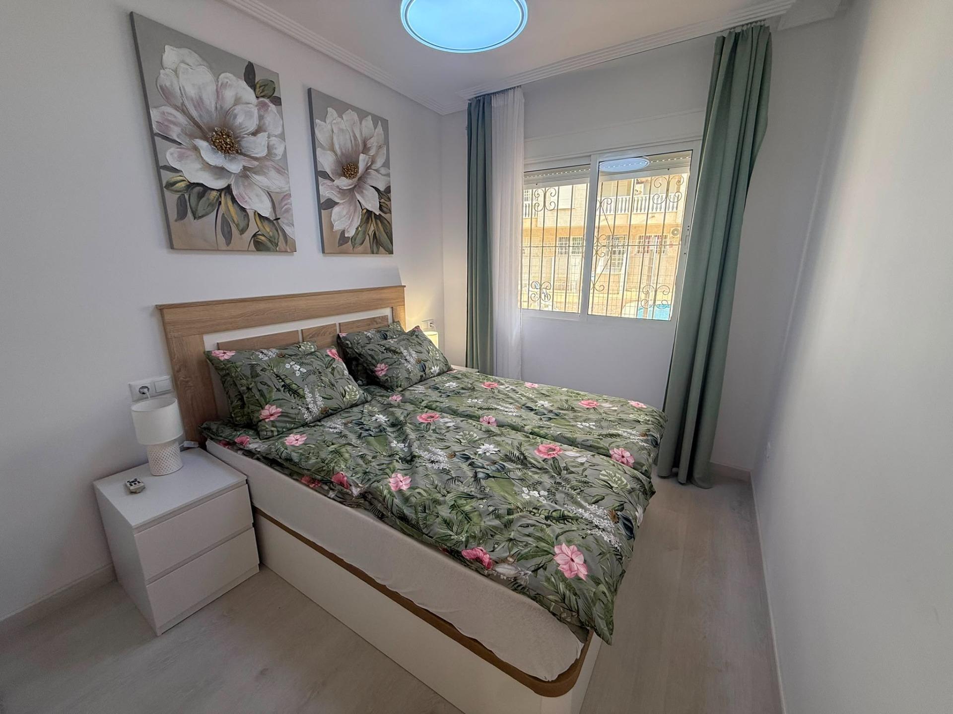 Exclusivo apartamento reformado en el centro de Torrevieja - CLV-102 - Image 4