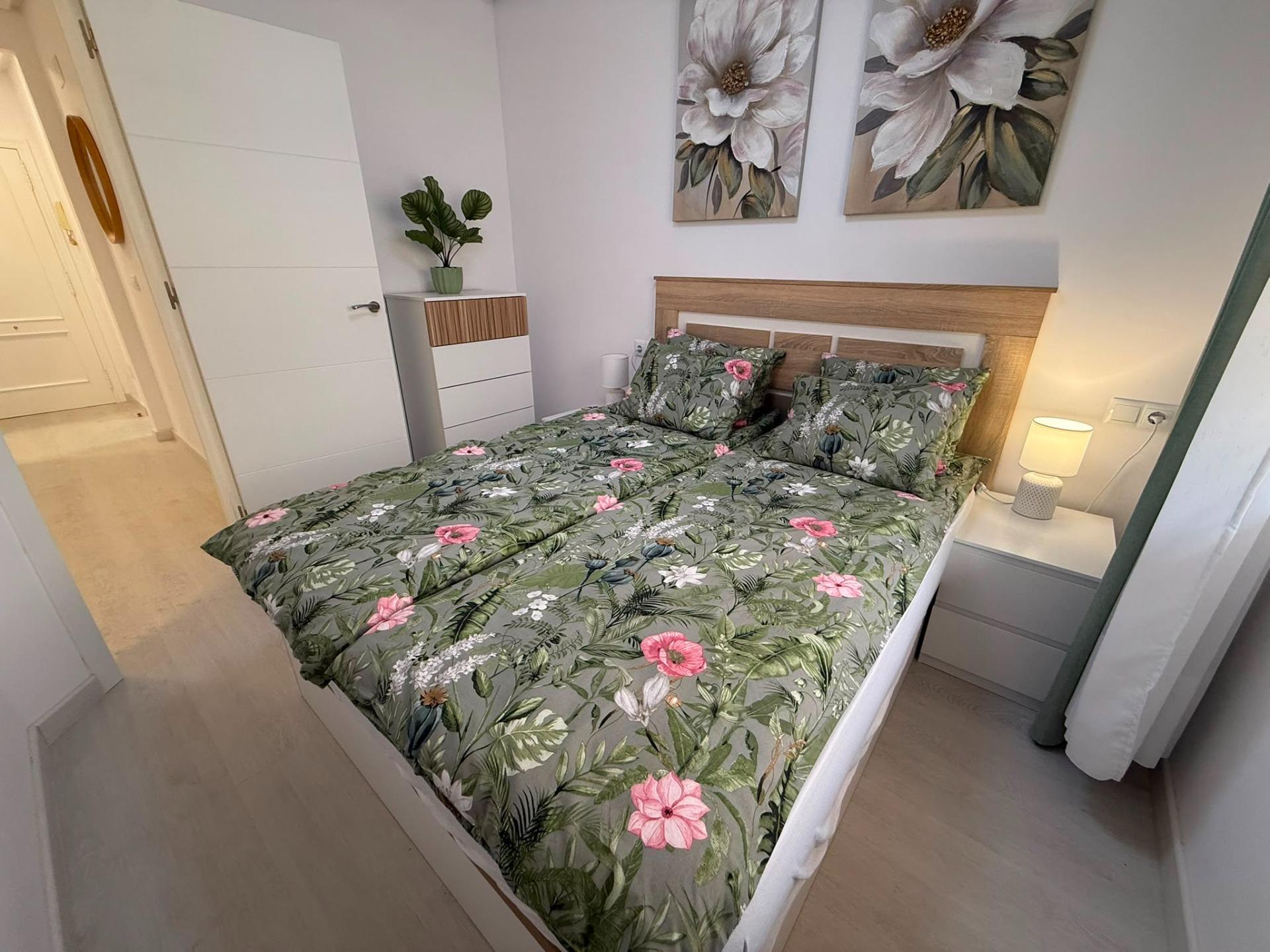 Exclusivo apartamento reformado en el centro de Torrevieja - CLV-102 - Image 5