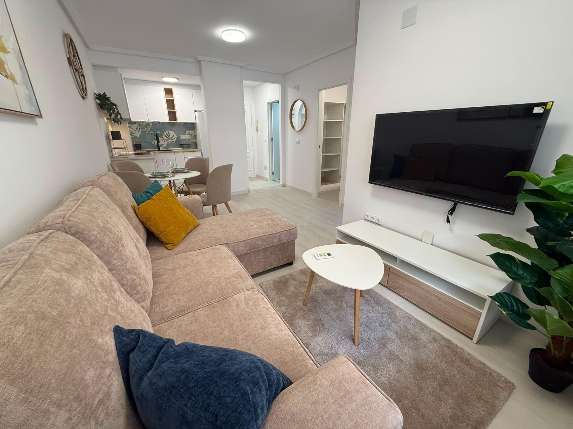 Exclusivo apartamento reformado en el centro de Torrevieja - CLV-102 - Image 6