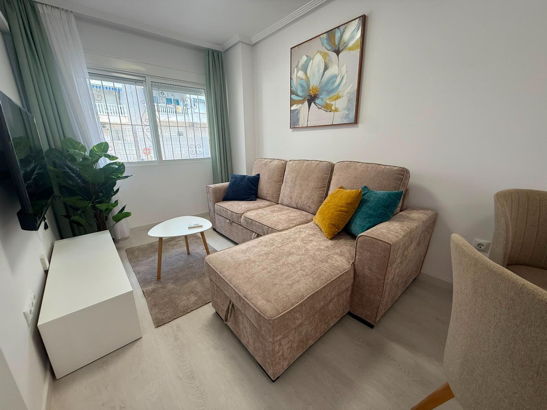 Exclusivo apartamento reformado en el centro de Torrevieja - CLV-102 - Image 7
