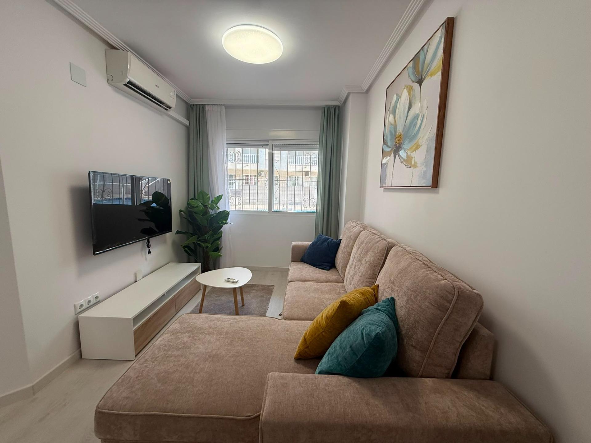 Exclusivo apartamento reformado en el centro de Torrevieja - CLV-102 - Image 8