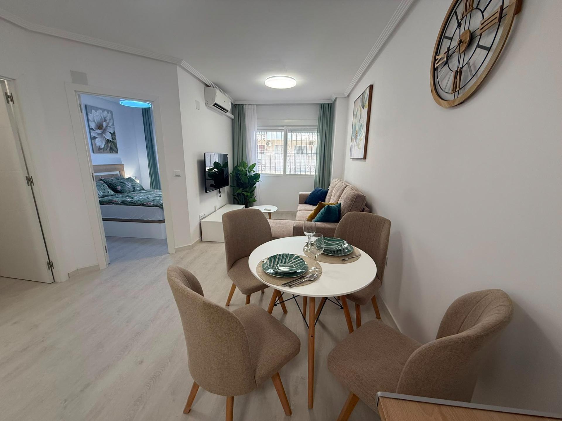 Exclusivo apartamento reformado en el centro de Torrevieja - CLV-102 - Image 9